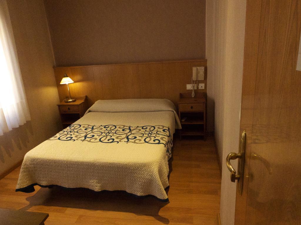 Hostal Orejas León Exterior foto